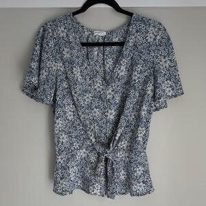 ❤️‍🔥3/$20 Floral Wrap Top - Blue and White❤️‍🔥